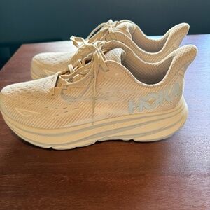 Womens Hoka Clifton 9 Eggnog sz. 9B